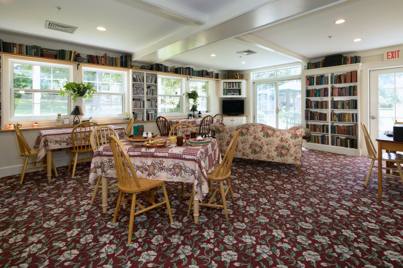 large breakfast seating area for group accommodations in camden maine