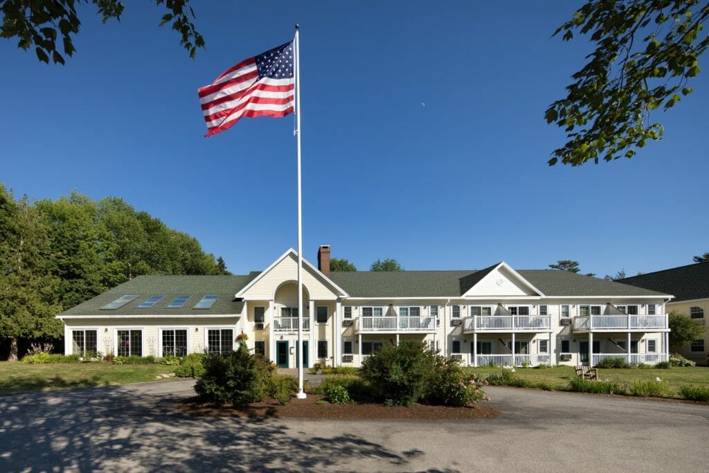 Country Inn Exterior front american flag - hotel in camden maine